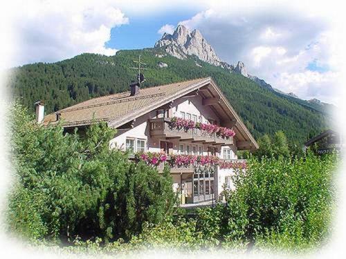 Hotel Villa Mozart Pozza di Fassa Buitenkant foto