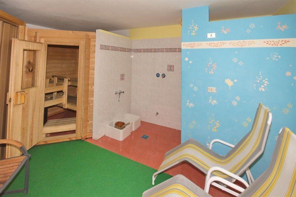 Hotel Villa Mozart Pozza di Fassa Buitenkant foto