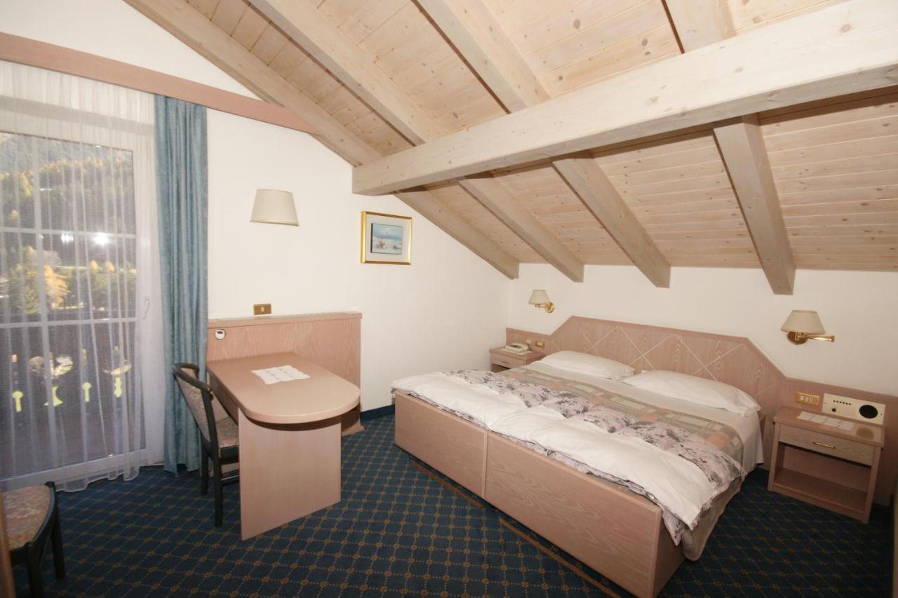 Hotel Villa Mozart Pozza di Fassa Buitenkant foto