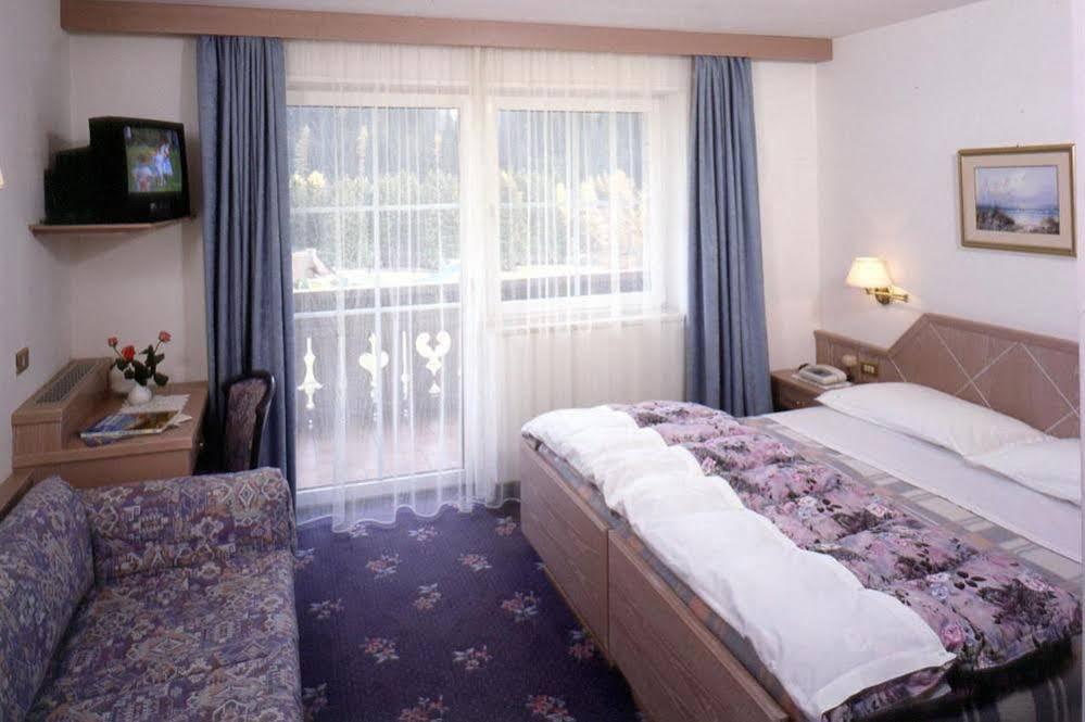 Hotel Villa Mozart Pozza di Fassa Buitenkant foto